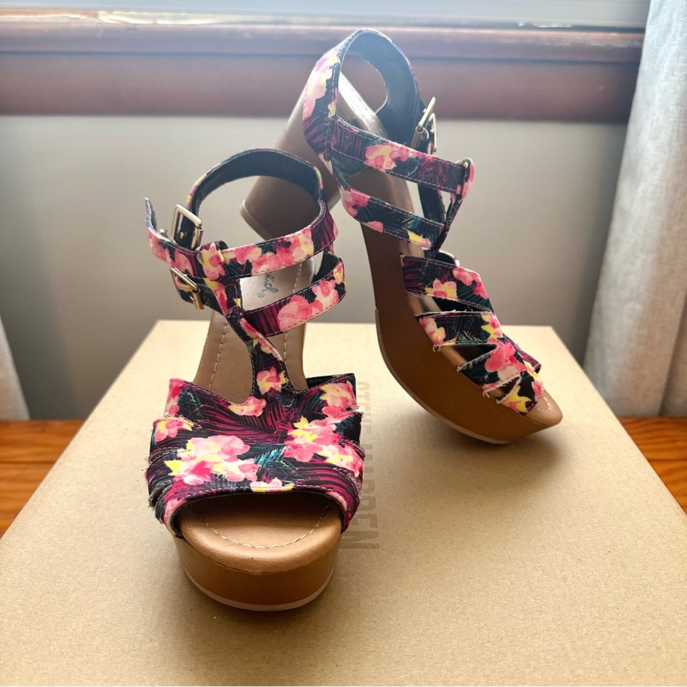 Qupid black and pink floral strappy platform heel sandals, Size 8